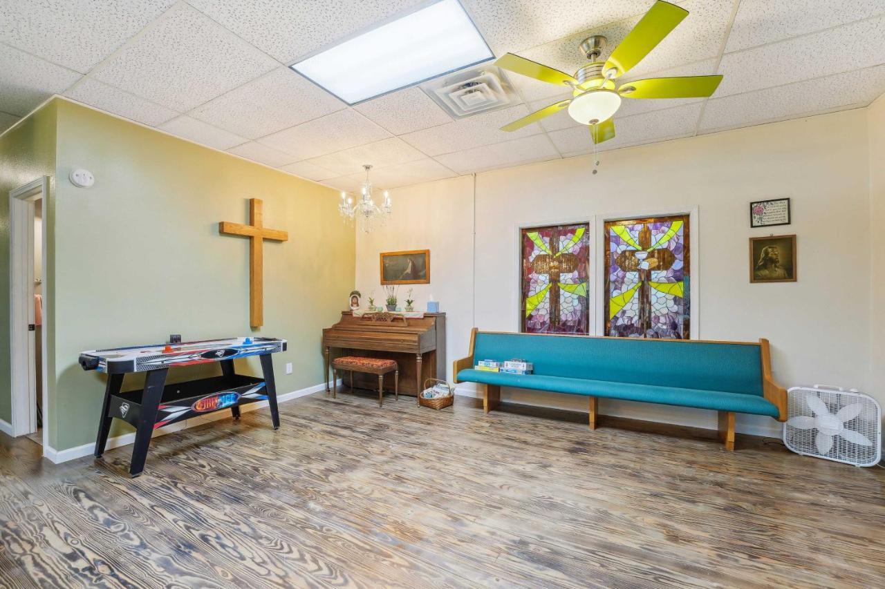 Old Church Retreat With Fire Pit And Air Hockey! Omaha Exterior photo